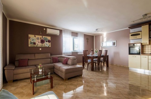 Lovinac House | Cosy Holiday Home in Policnik with Pool