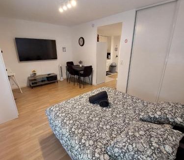 Cergy Apartment | Cosy Home 4 - Spacieux studio avec parking - 30 min Paris
