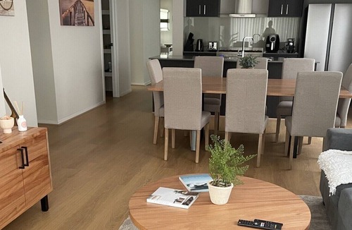 Curlewis House | Cosy home by the bay