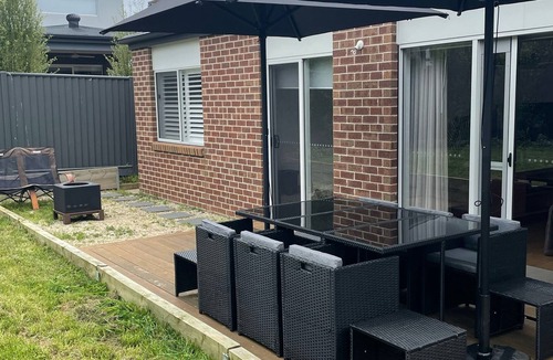 Curlewis House | Cosy home by the bay