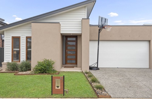 Curlewis House | Cosy home by the bay