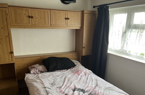 Northampton House | Cosy home in Northampton with parking