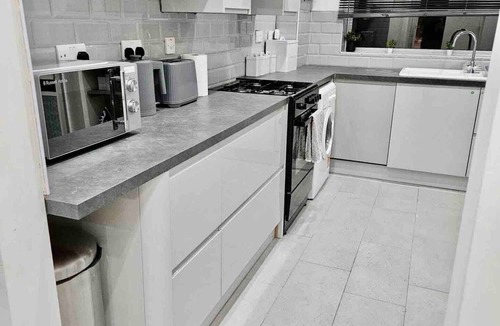 Staines House | Cosy home near Heathrownn