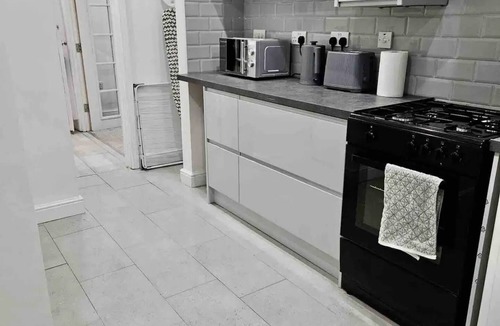 Staines House | Cosy home near Heathrownn