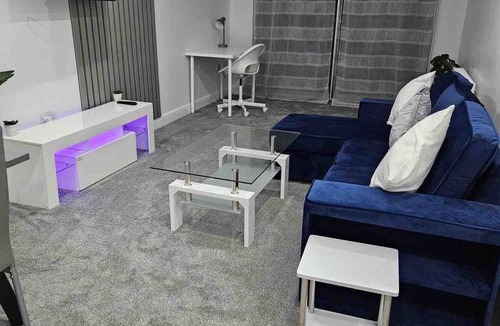 Staines House | Cosy home near Heathrownn