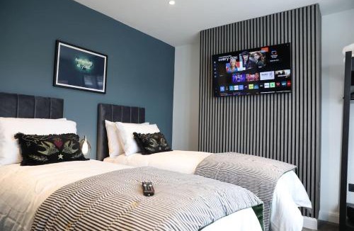 Earley House | Cosy Home; New Refurbished Home and Double Parking