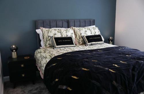 Earley House | Cosy Home; New Refurbished Home and Double Parking