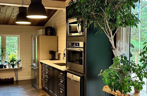 Bracebridge Cottage | Cosy Home on the River. Pet-friendly, Hot Tub, Fast Wifi, Wood Fireplace.