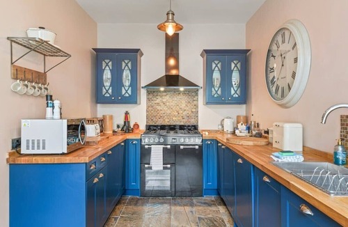 Looe House | Cosy Home on the Waterfront, Private Parking