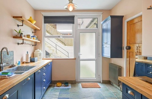 Looe House | Cosy Home on the Waterfront, Private Parking