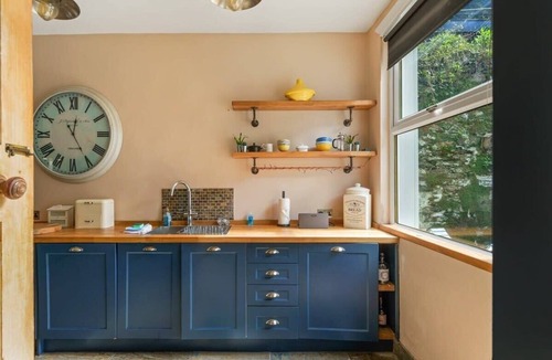 Looe House | Cosy Home on the Waterfront, Private Parking