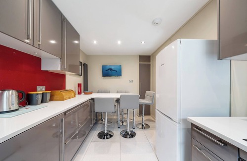 Hobbayne House | Cosy Home with Garden, Ealing