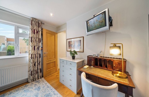 Hobbayne House | Cosy Home with Garden, Ealing