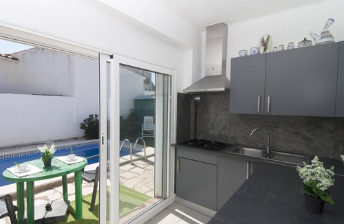 L'Escala Villa | Cosy house with private pool, Babecue and Wi-Fi