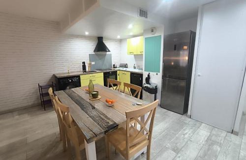 Mantes-la-Jolie Apartment | Cosy Jolie T3 - Centre & Parking gratuit