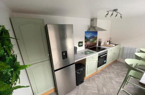 Bircotes Apartment | Cosy Jungle Cabin With Bathroom