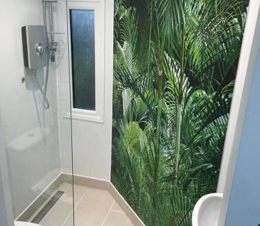Bircotes Apartment | Cosy Jungle Cabin With Bathroom