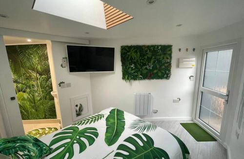 Bircotes Apartment | Cosy Jungle Cabin With Bathroom