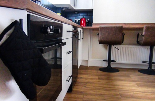 Canterbury Apartment | Cosy, king apartment + Free parking