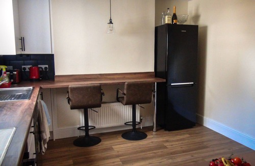 Canterbury Apartment | Cosy, king apartment + Free parking