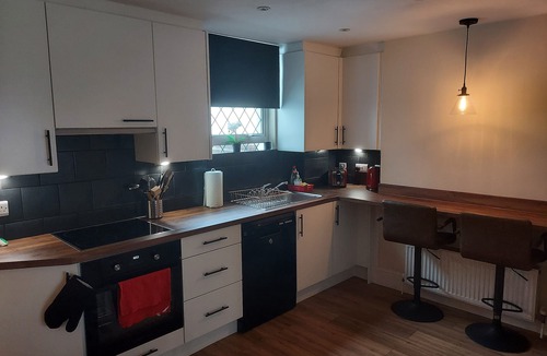 Canterbury Apartment | Cosy, king apartment + Free parking