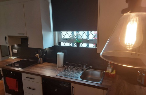 Canterbury Apartment | Cosy, king apartment + Free parking