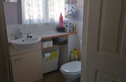 Great Billing House | Cosy King bed