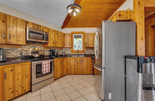 Clifton Royal House | Cosy Lake Paradise 4-Bed Retreat, Pet Friendly