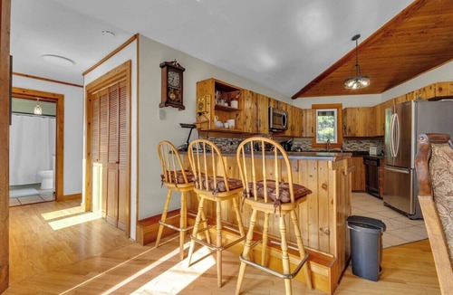 Clifton Royal House | Cosy Lake Paradise 4-Bed Retreat, Pet Friendly