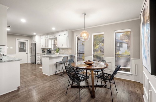 Rowlett House | Cosy Lakefront Home