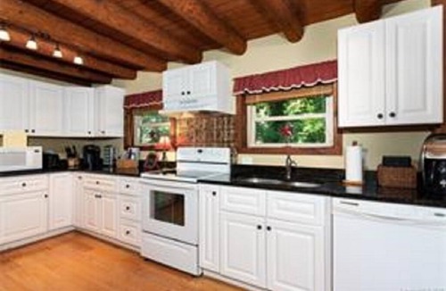 Lake Norman of Catawba Cabin | Cosy Lakefront Log Cabin