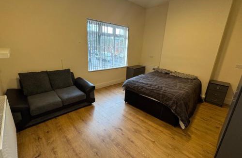 Erdington House | Cosy large double bedroom