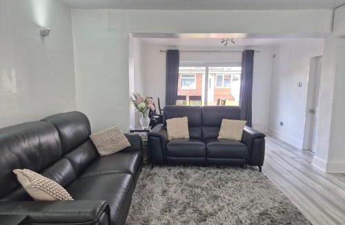 Basildon House | Cosy large double room