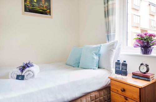 Southfield Apartment | Cosy Leafy Chiswick Apartment