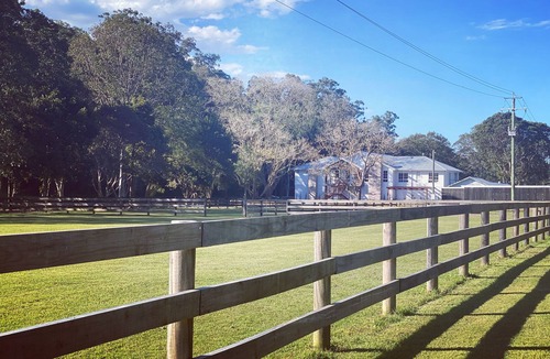 Guanaba House | Cosy Loft Style Barn Conversion nestled alongside a Hinterland Creek 🌺🐝🫏
