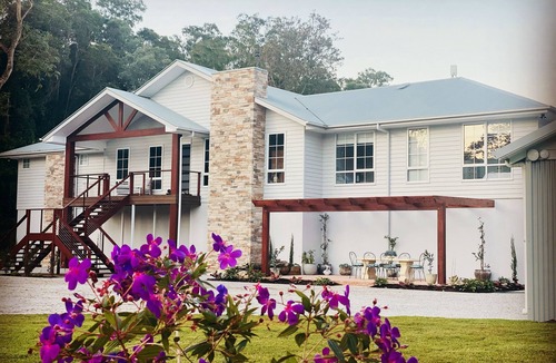Guanaba House | Cosy Loft Style Barn Conversion nestled alongside a Hinterland Creek 🌺🐝🫏