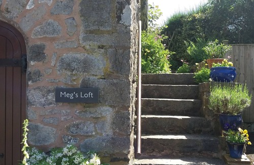 Llanarmon-yn-Ial Cottage | Cosy Loft with Stunning Views