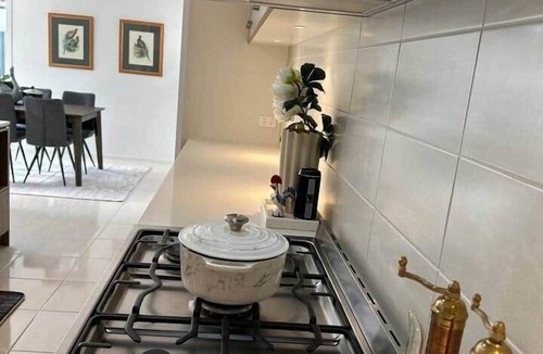 Melton South House | Cosy meets comfortable on Riverside, air-conditioned.