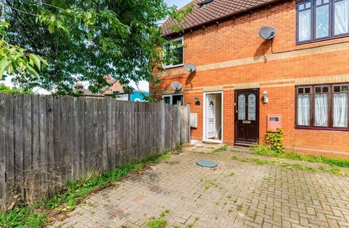 Bletchley House | Cosy Milton Keynes Retreat with 2 Bedrooms