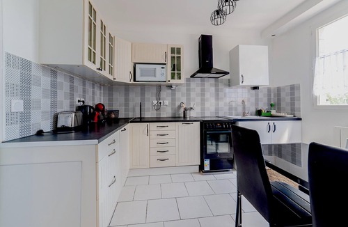 Creil Apartment | Cosy Modern Apartment