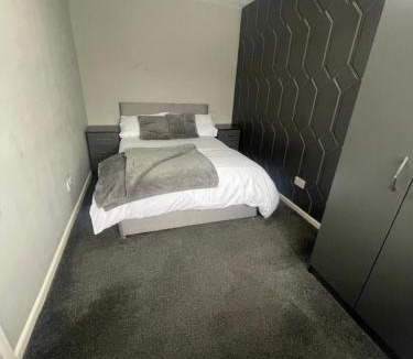 Darlaston Apartment | Cosy, modern Apartment