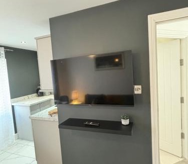 Northfield Apartment | Cosy Modern Flat with garden