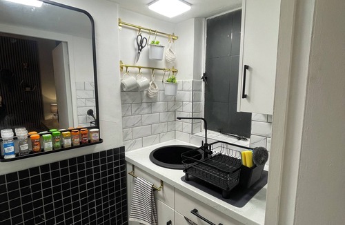 Bunhill Apartment | Cosy & Modern Gem ~ 5* Central Location, Pool, Gym