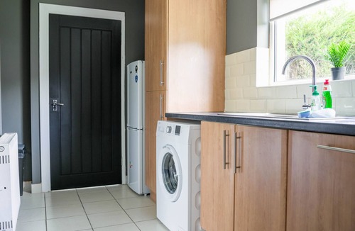 Bathgate House | Cosy Modern Home in Bathgate