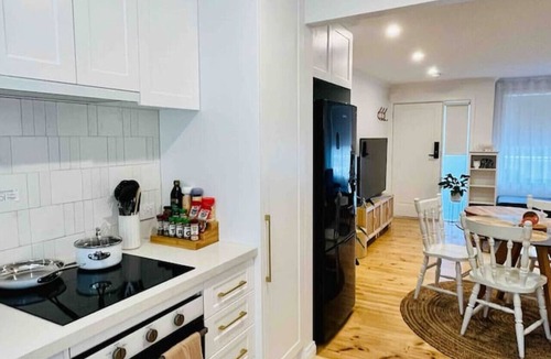 Oak Park House | Cosy Modern Retreat with Courtyard and Parking