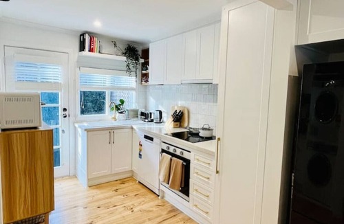 Oak Park House | Cosy Modern Retreat with Courtyard and Parking