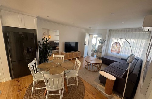 Oak Park House | Cosy Modern Retreat with Courtyard and Parking