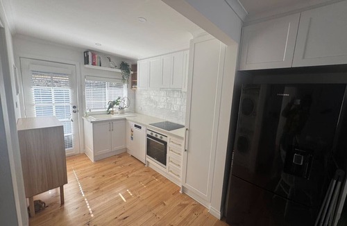 Oak Park House | Cosy Modern Retreat with Courtyard and Parking