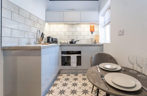 Southampton Apartment | Cosy Modern Studio; Free Laundry & Parking