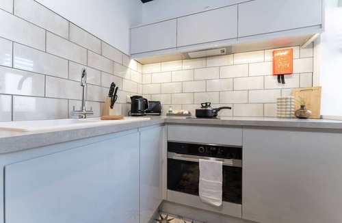 Southampton Apartment | Cosy Modern Studio; Free Laundry & Parking